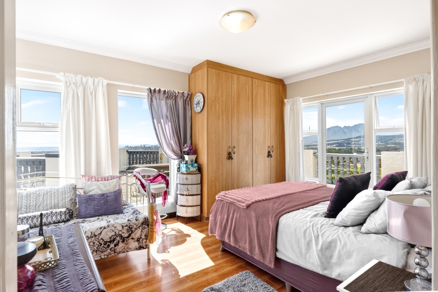 5 Bedroom Property for Sale in Mountainside Western Cape